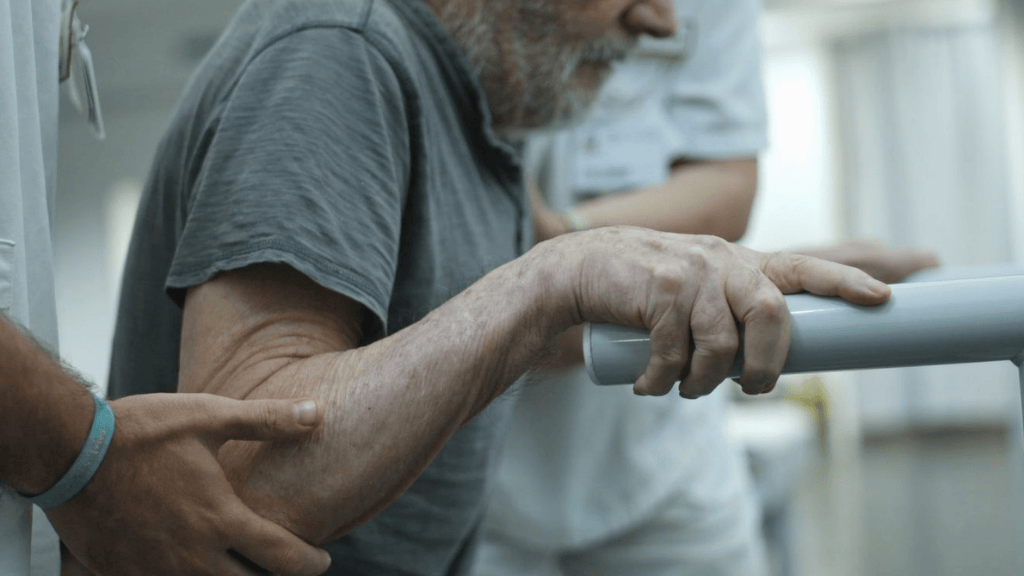 Pasient som går under rehabilitering etter hofteproteseoperasjon