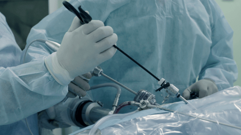 Chirurgia laparoscopică a herniei inghinale în Spania, efectuată într-o sală de operație a unui spital modern