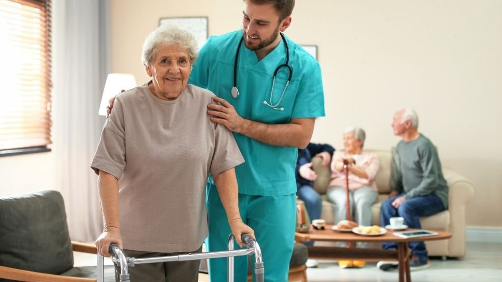 Patient bénéficiant d'une aide à la mobilité après une arthroplastie de la hanche en Espagne