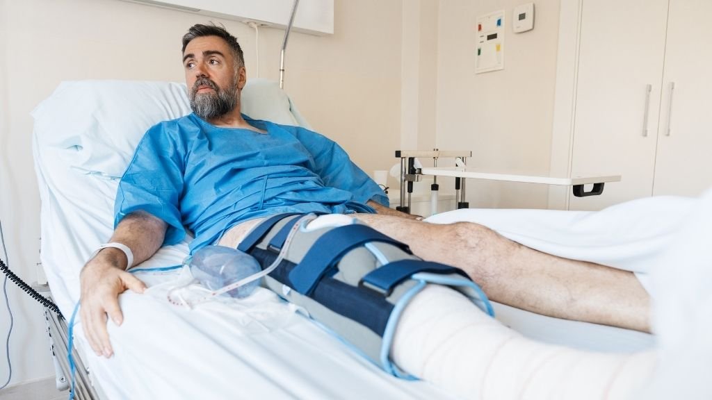 Patient receiving postoperative care after knee replacement surgery in Spain