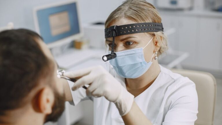 Un ORL examine un patient avant une opération des sinus en Espagne