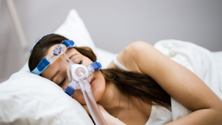 Patient utilisant un appareil CPAP avant d'envisager une opération de l'apnée du sommeil en Espagne