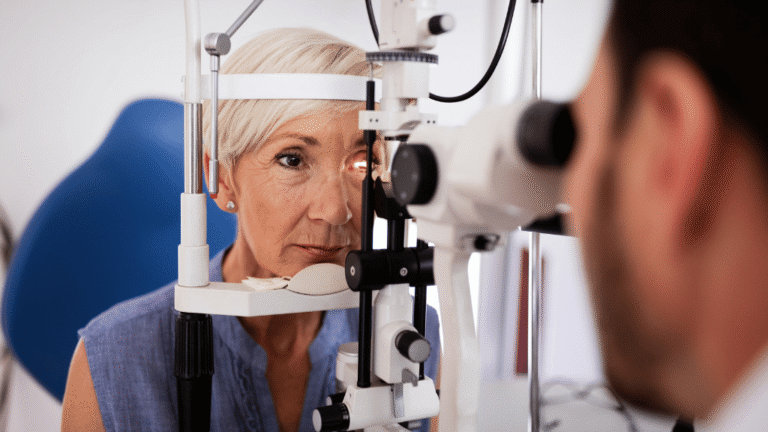 Oftalmólogo examinando los ojos de un paciente con una lámpara de hendidura.